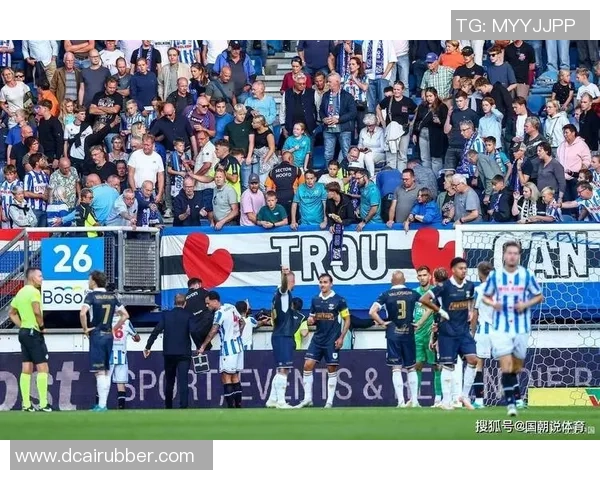 英超焦点战巴黎圣日耳曼凭乌龙球险胜里昂全场沸腾